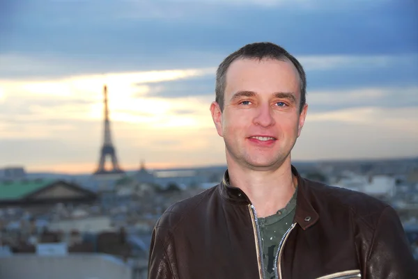 一男子在巴黎视图的背景上的肖像 — 图库照片
