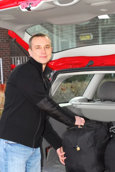 Чоловік Заряджає Сумки Багажнику Своєї Машини — стокове фото
