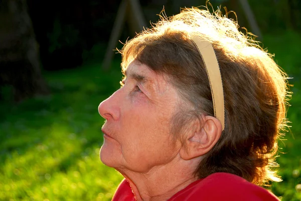 Portrét Starší Ženy Mimo Podsvícením Vlasy — Stock fotografie