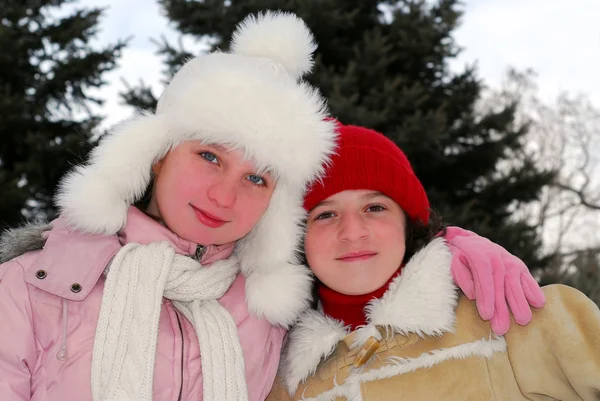 Porträtt Två Unga Flickor Vinterparken — Stockfoto