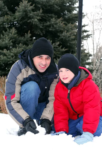 Porträt Von Vater Und Sohn Beim Spielen Winterpark — Stockfoto