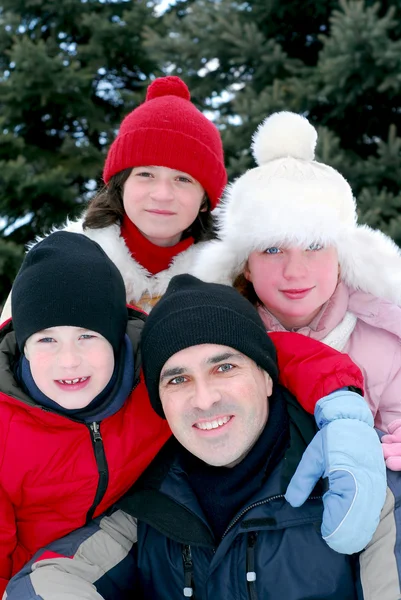Retrato Una Familia Feliz Parque Invierno — Foto de Stock