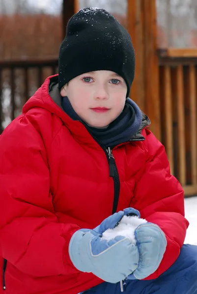 冬の公園で雪だるまを作る男の子の肖像画 — ストック写真