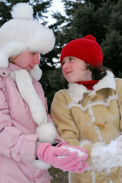 Portret Van Twee Jonge Meisjes Winter Park Houden Sneeuwballen — Stockfoto