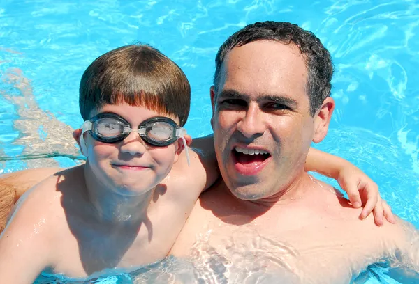Vader zoon zwembad — Stockfoto