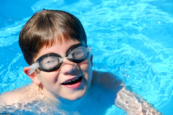 Jongen kind zwembad — Stockfoto