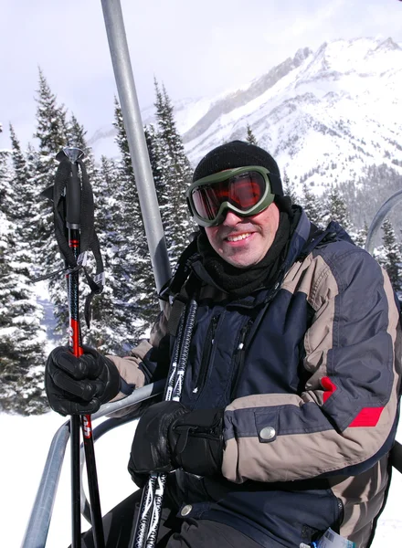 Счастливый лыжник — стоковое фото