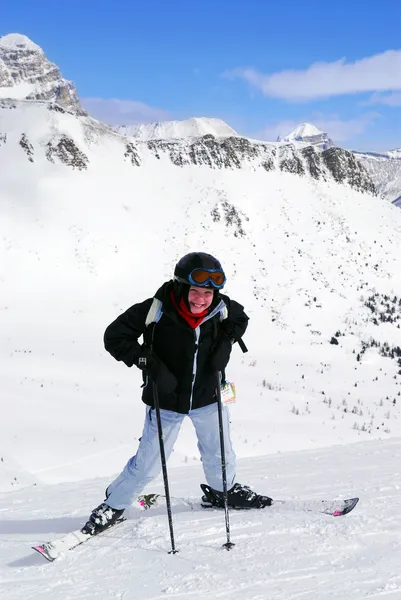 Esquí en las montañas — Foto de Stock