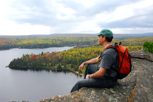 Hiker Sitting Cliff Edge Enjoying Scenic View — Stock Photo, Image