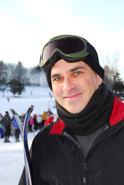 Человек лыжи — стоковое фото