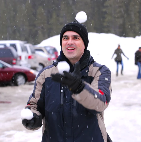 Mann jongliert mit Schneebällen — Stockfoto