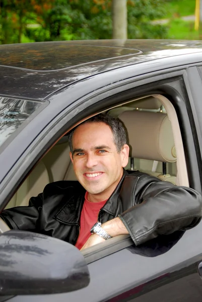 Χαμογελά Ευτυχισμένος Άνθρωπος Που Ψάχνετε Από Ένα Παράθυρο Του Αυτοκινήτου — Φωτογραφία Αρχείου