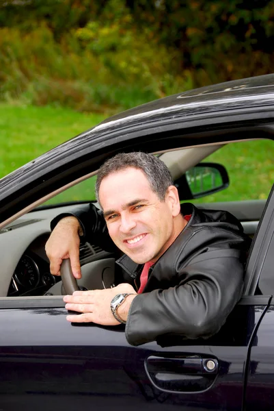 Lächelnder Glücklicher Mann Der Aus Dem Autofenster Schaut — Stockfoto