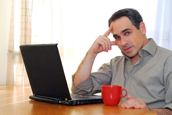 Mann Sitzt Schreibtisch Und Schaut Seinen Computer — Stockfoto