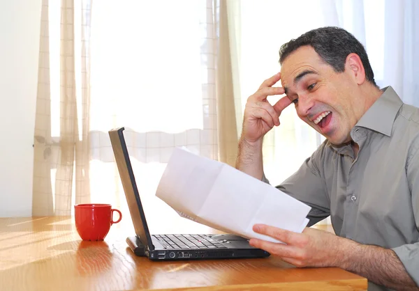 Человек Сидящий Столом Ноутбуком Бумагами Выглядит Счастливым — стоковое фото