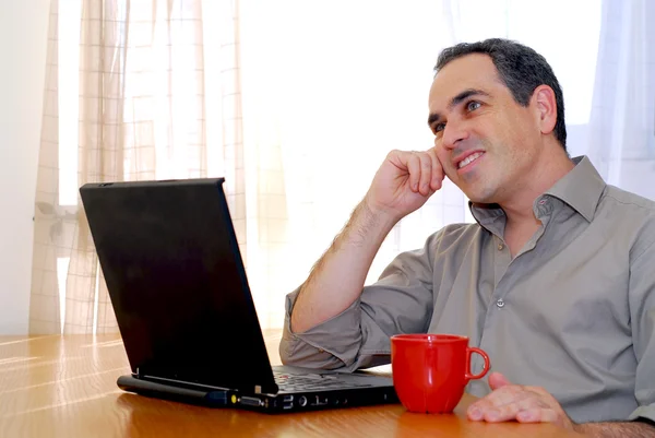 Mann Sitzt Schreibtisch Und Schaut Seinen Computer — Stockfoto