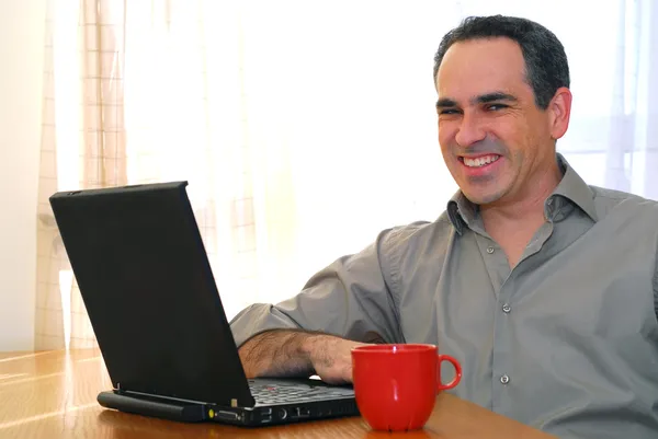 Mężczyzna Siedzący Przy Biurku Patrząc Jego Komputerze — Zdjęcie stockowe