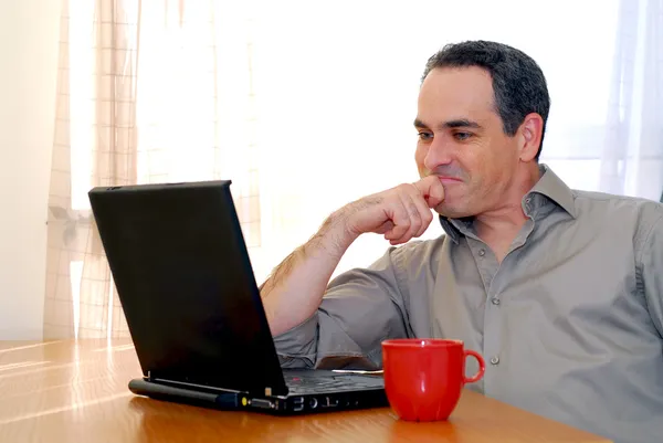 Muž Sedí Stolu Hledá Svého Počítače — Stock fotografie