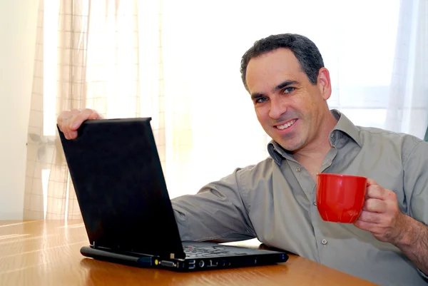 Homem Sentado Uma Mesa Olhando Para Seu Computador — Fotografia de Stock