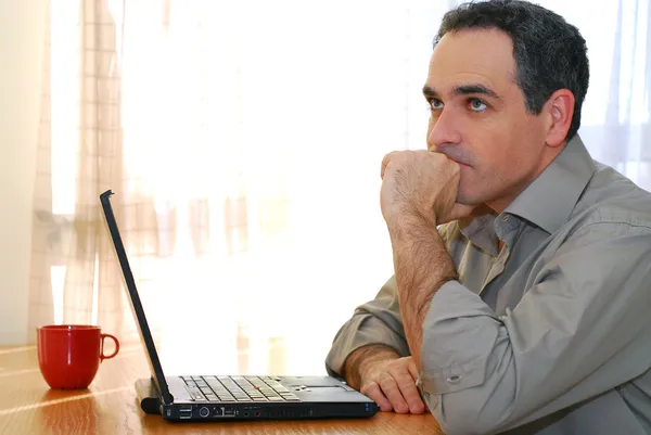 Muž Sedí Stolu Hledá Svého Počítače — Stock fotografie