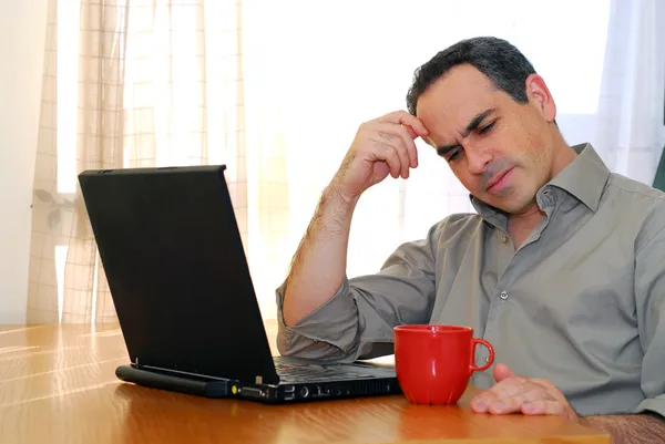 Hombre Sentado Escritorio Mirando Computadora — Foto de Stock