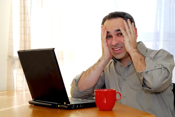Hombre Sentado Escritorio Mirando Computadora — Foto de Stock