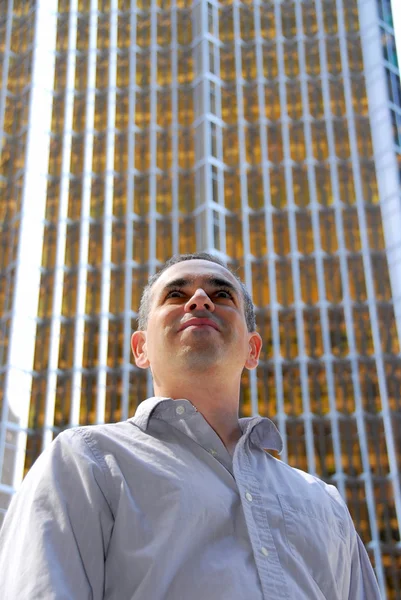 Empresário olhando para cima — Fotografia de Stock