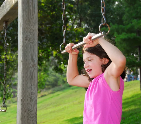 Porträt Eines Jungen Mädchens Das Sommer Auf Einem Spielplatz Spielt — Stockfoto