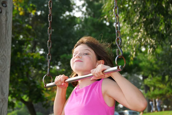 Retrato Uma Jovem Brincando Playground Verão — Fotografia de Stock