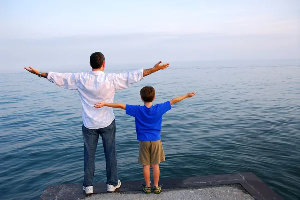 父亲和儿子在一起放松一个码头上 — 图库照片
