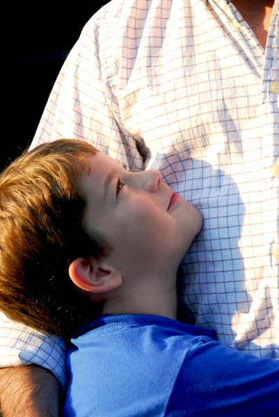 Menino Abraçando Seu Pai Olhando Para Cima — Fotografia de Stock