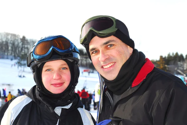 ダウンヒル スキー リゾートに幸せな家族の肖像画 — ストック写真