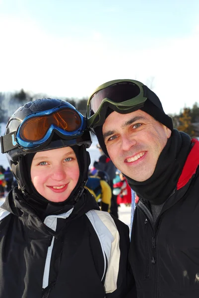 Familie ski — Stockfoto