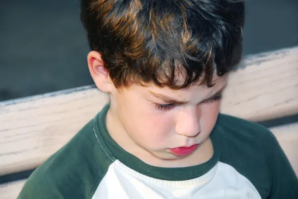 Portréja Egy Szomorú Fiú Egy Padon Parkban — Stock Fotó