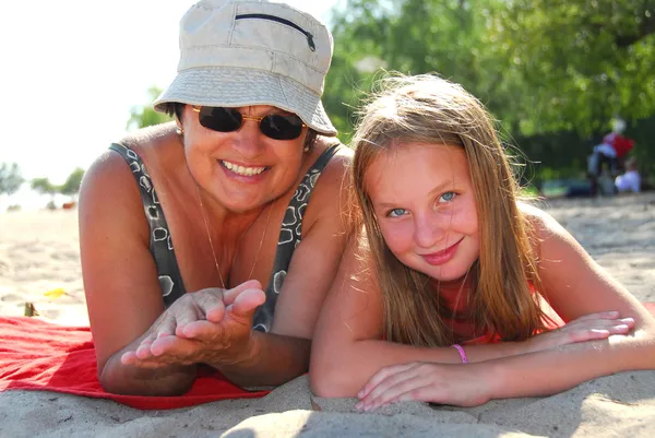 祖母と孫娘 砂浜のビーチでリラックス — ストック写真
