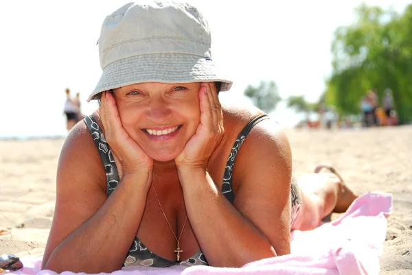 Зрелая Женщина Лежит Песчаном Пляже — стоковое фото
