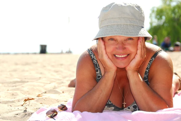 Mogen kvinna beach — Stockfoto
