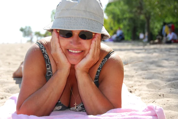 Kumlu Bir Plaj Üzerinde Yalan Güneş Gözlüklü Olgun Kadın — Stok fotoğraf