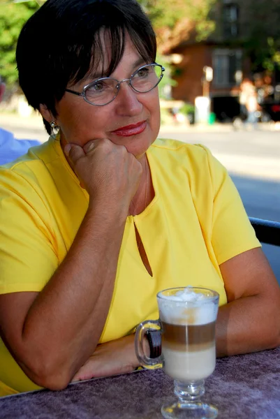 コーヒーと屋外カフェで成熟した女性 — ストック写真