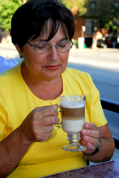 Reife Frau Kaffee — Stockfoto