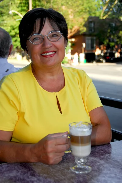 Χαμογελώντας Ώριμη Γυναίκα Υπαίθριο Καφέ Κρατώντας Ένα Καφέ — Φωτογραφία Αρχείου