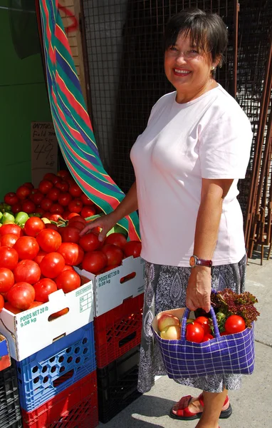 Nákup zeleniny野菜を買う — Stock fotografie