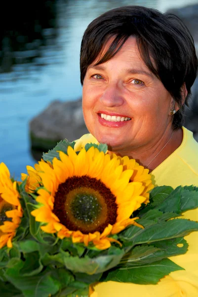 Porträt Einer Reifen Frau Mit Sonnenblumen — Stockfoto