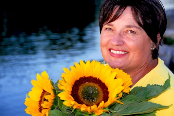 Vrouw zonnebloemen — Stockfoto