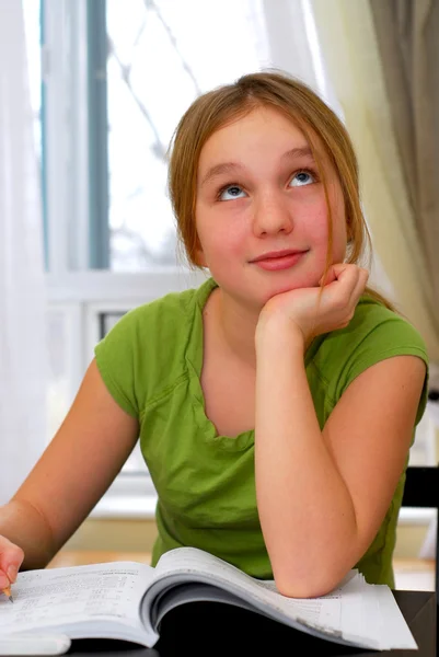 Genç Liseli Kız Onun Masasında Ödev — Stok fotoğraf