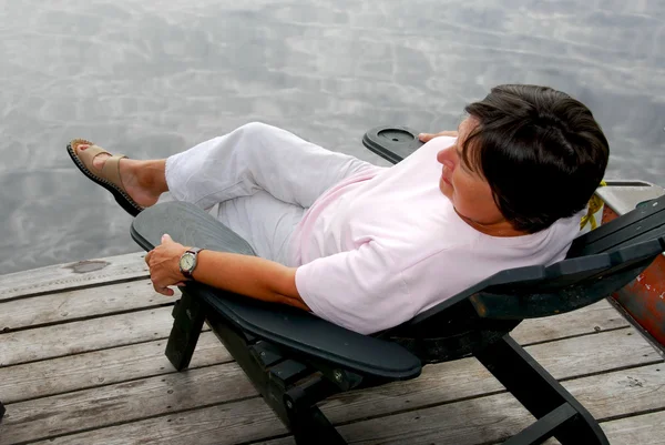 Mulher Madura Relaxando Cais Uma Cadeira Madeira — Fotografia de Stock