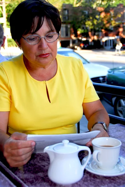 Зрелая женщина читает — стоковое фото
