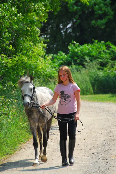 Chica Joven Caminando Con Pony Camino Granja —  Fotos de Stock