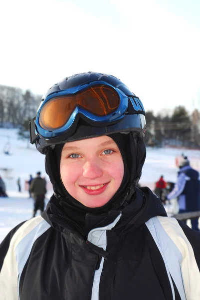 Retrato Uma Menina Feliz Estância Esqui Downhill — Fotografia de Stock