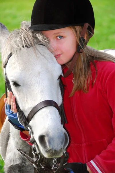 Porträtt Ung Flicka Med Vit Ponny — Stockfoto